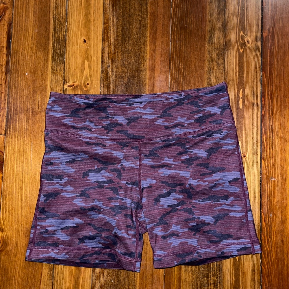 I am becoming camo burgundy workout shorts, size medium no ride